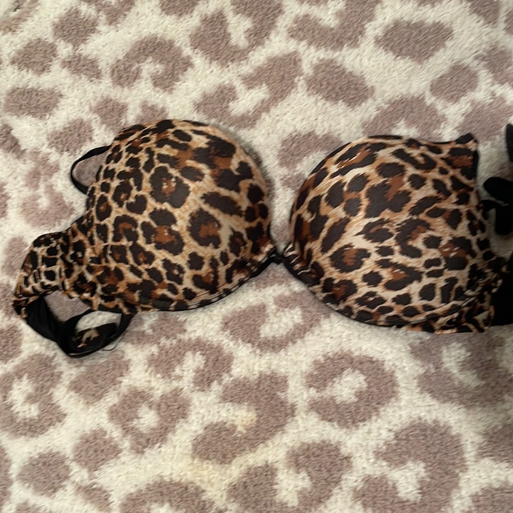 Victoria’s Secret bombshell, extreme push-up bra